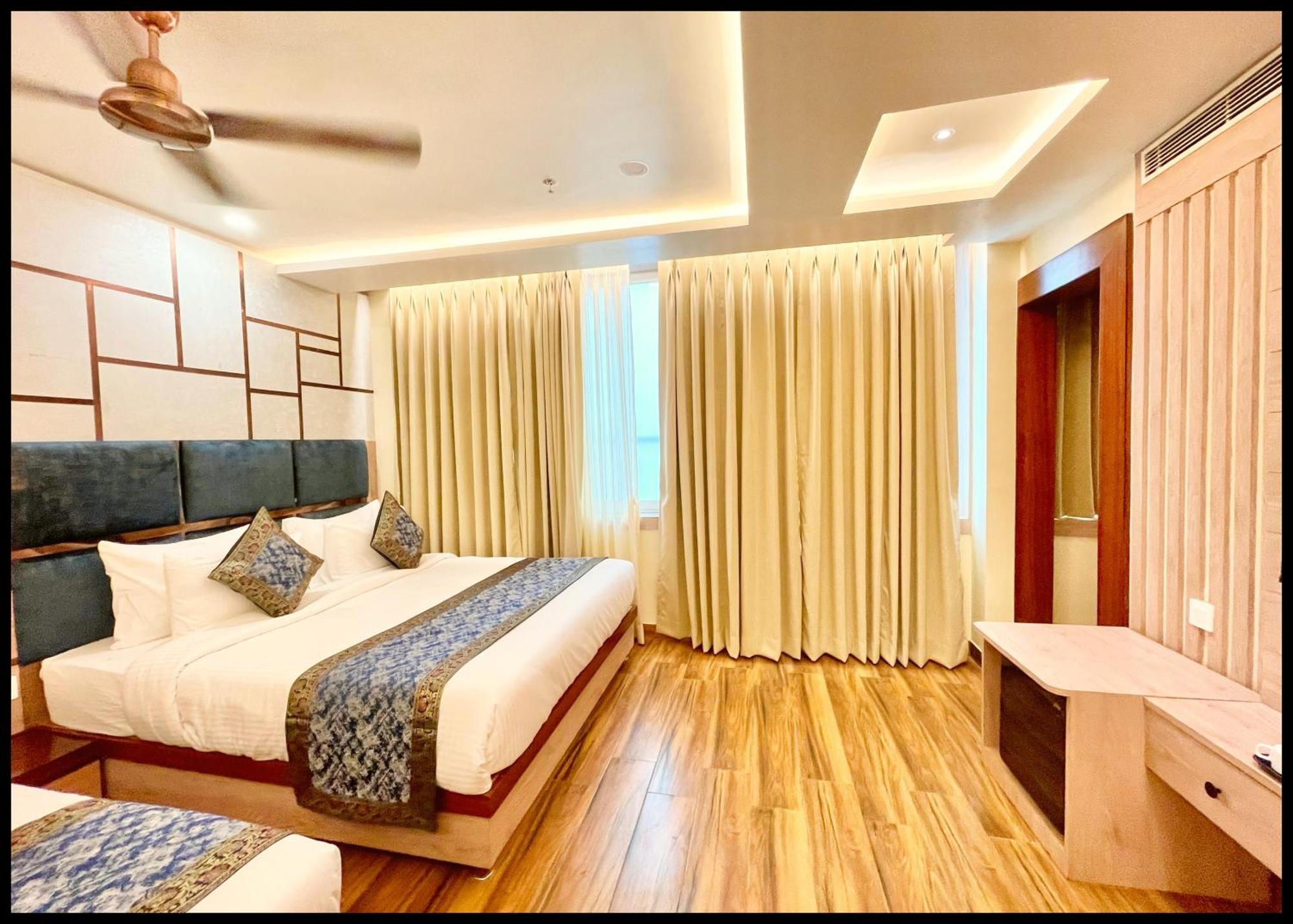 Hotel Mantvya Palace Near Kashi Vishwanath Temple - Restaurant & Parking Facilities - Fully Air Conditioning - In