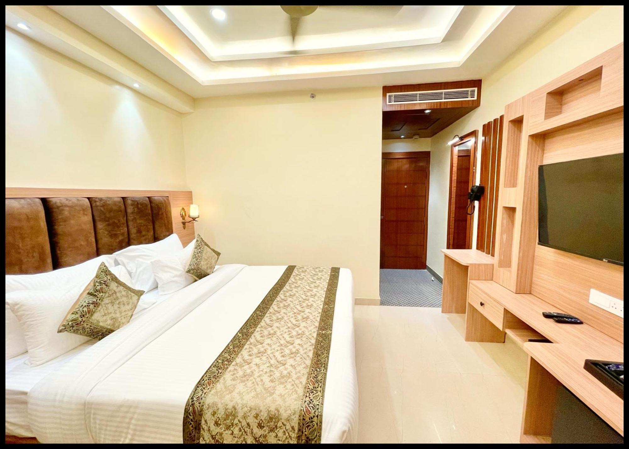 Mantvya Palace Near Kashi Vishwanath Temple - Restaurant & Parking Facilities - Fully Air Conditioning - In 4*