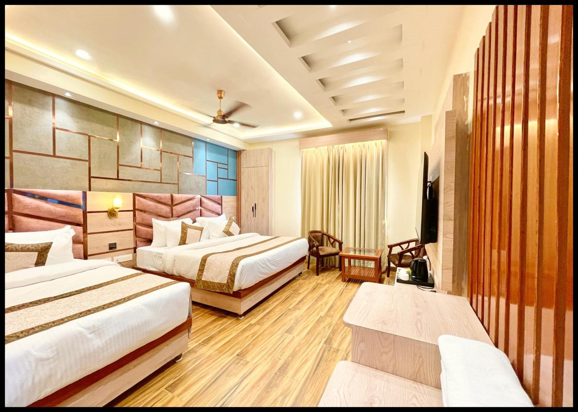 Mantvya Palace Near Kashi Vishwanath Temple - Restaurant & Parking Facilities - Fully Air Conditioning - In Hotel 4*