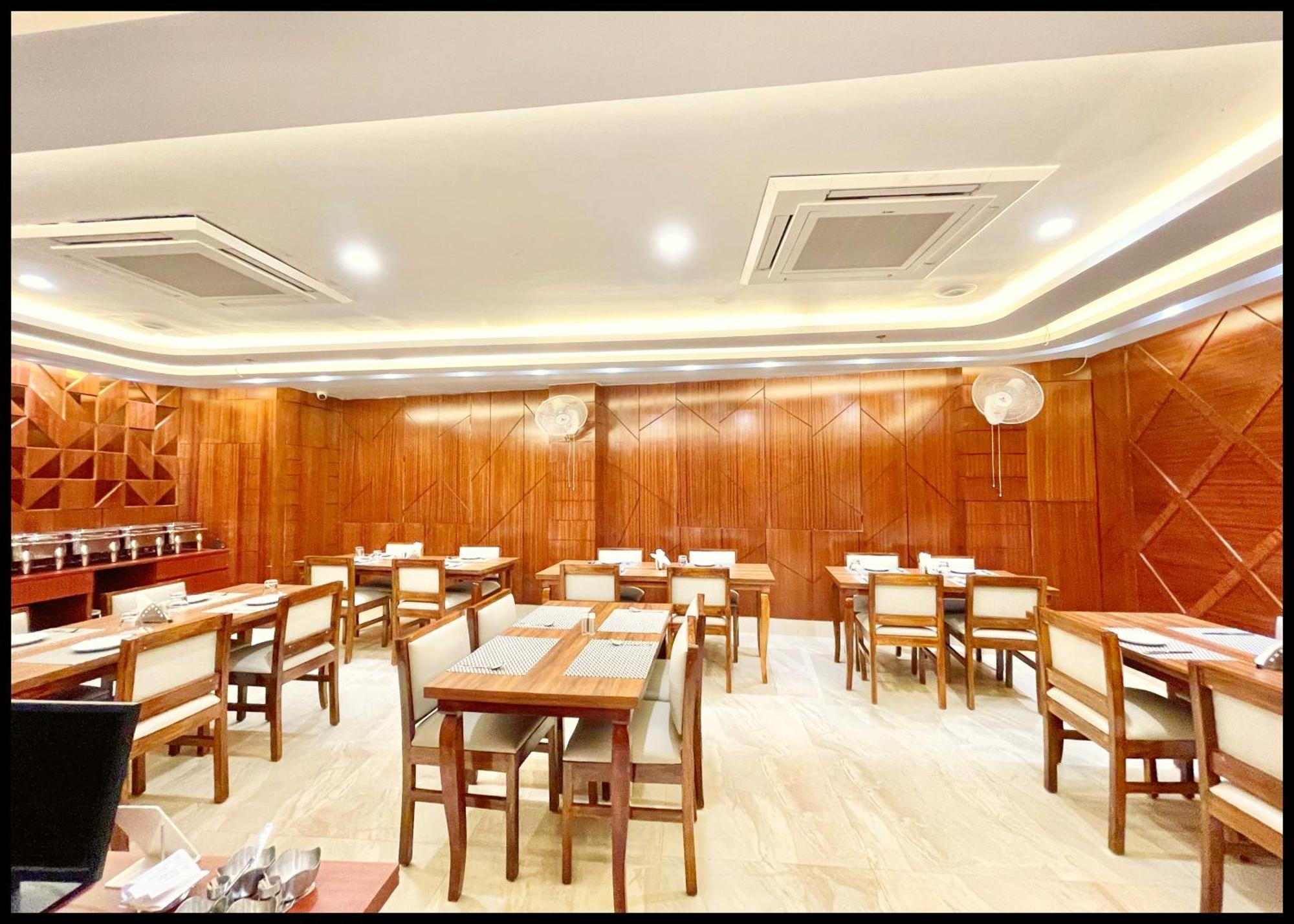 Hotel Mantvya Palace Near Kashi Vishwanath Temple - Restaurant & Parking Facilities - Fully Air Conditioning - In