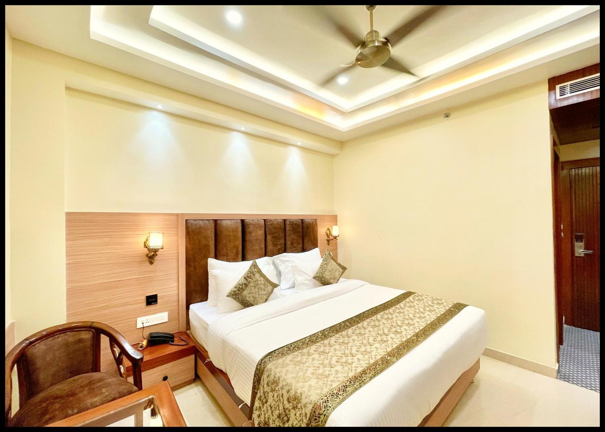 Mantvya Palace Near Kashi Vishwanath Temple - Restaurant & Parking Facilities - Fully Air Conditioning - In Hotel Varanasi
