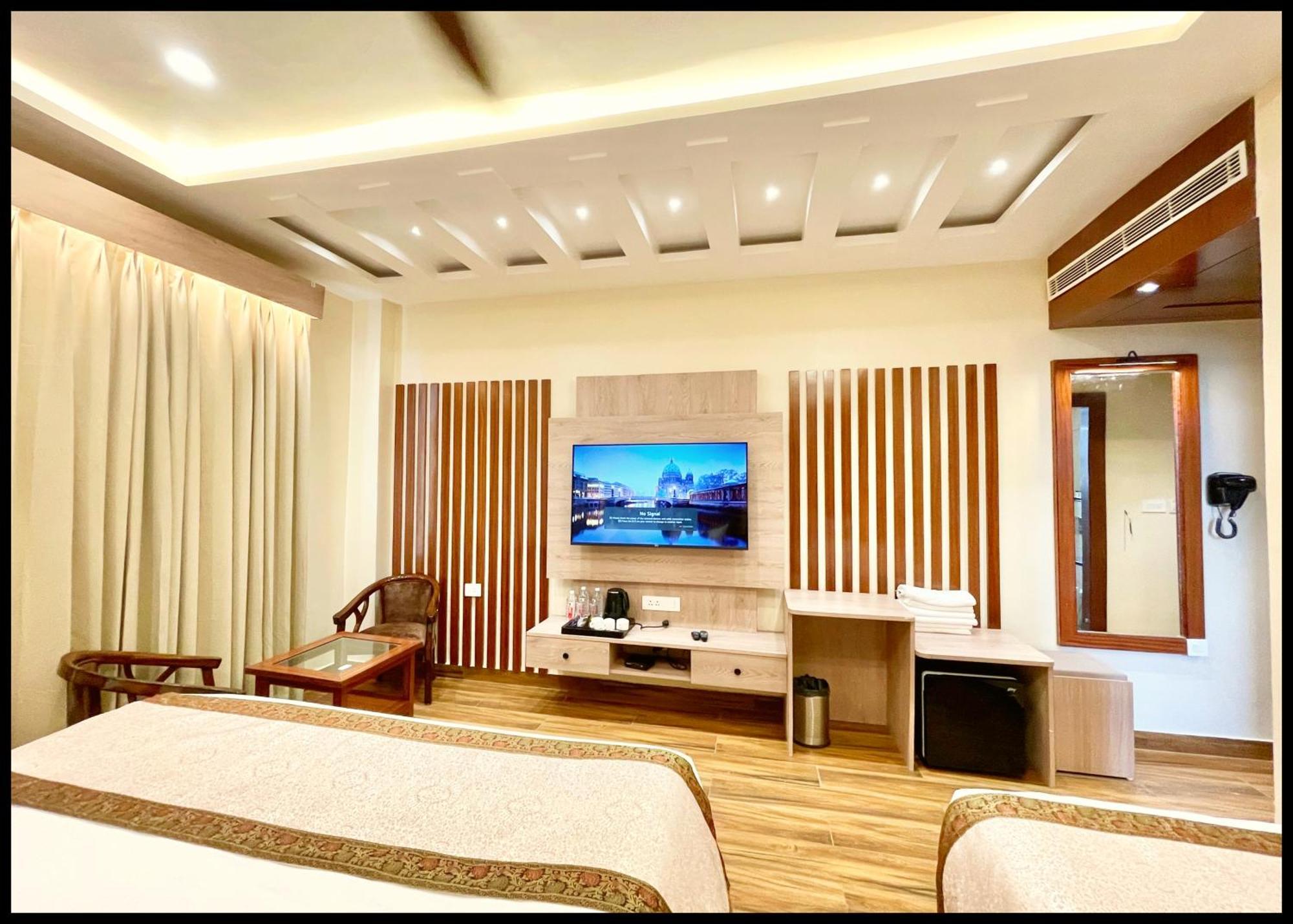 Hotel Mantvya Palace Near Kashi Vishwanath Temple - Restaurant & Parking Facilities - Fully Air Conditioning - In